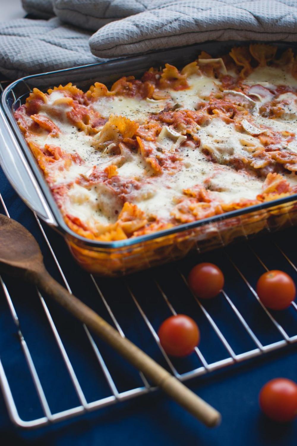Baked pasta with tomatoes and cheese Baked pasta with tomatoes and cheese