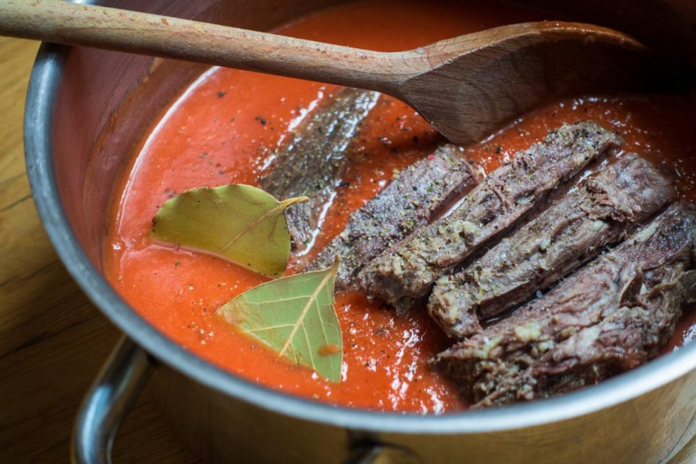 Tender beef with tomato sauce Tender beef with tomato sauce