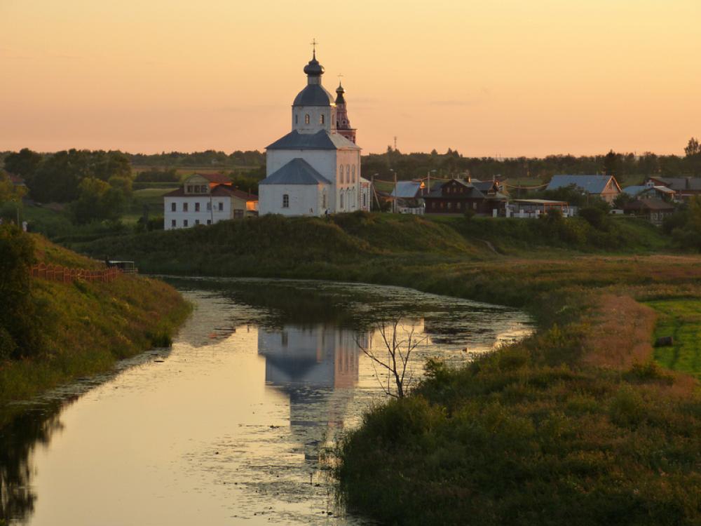 Landscape of church next to a river at dusk in Russia free photo Landscape of church next to a river at dusk in Russia free photo
