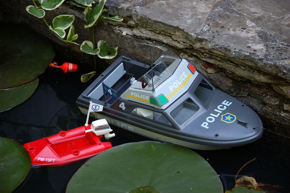 Boat Toys Plastic Boat Garden Pond Leaves Water Boat Toys Plastic Boat Garden Pond Leaves Water