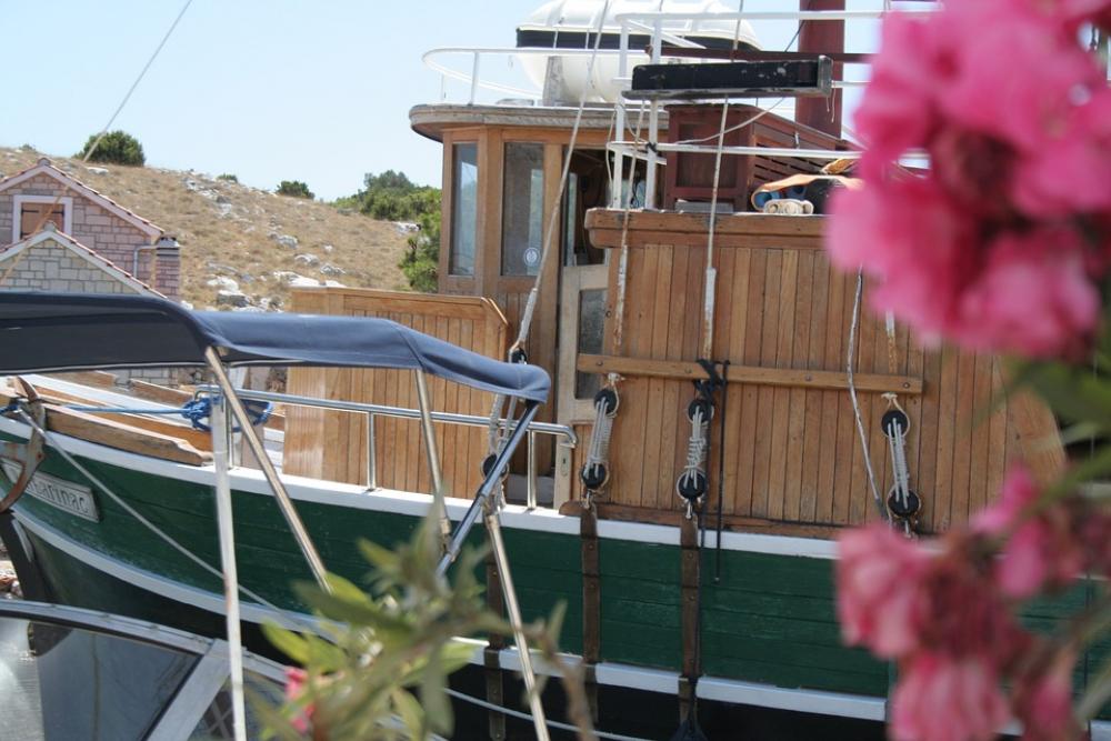 Flower Boat Mediterranean Relaxing Flower Boat Mediterranean Relaxing