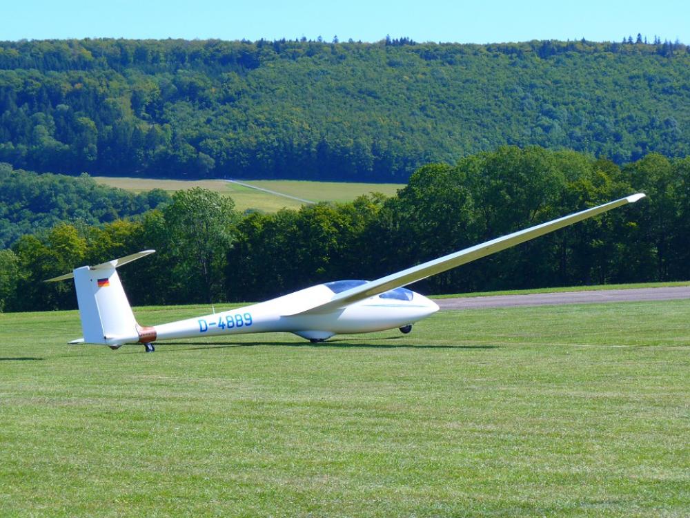 Glider Flying Motorlos Meadow Glider Flying Motorlos Meadow