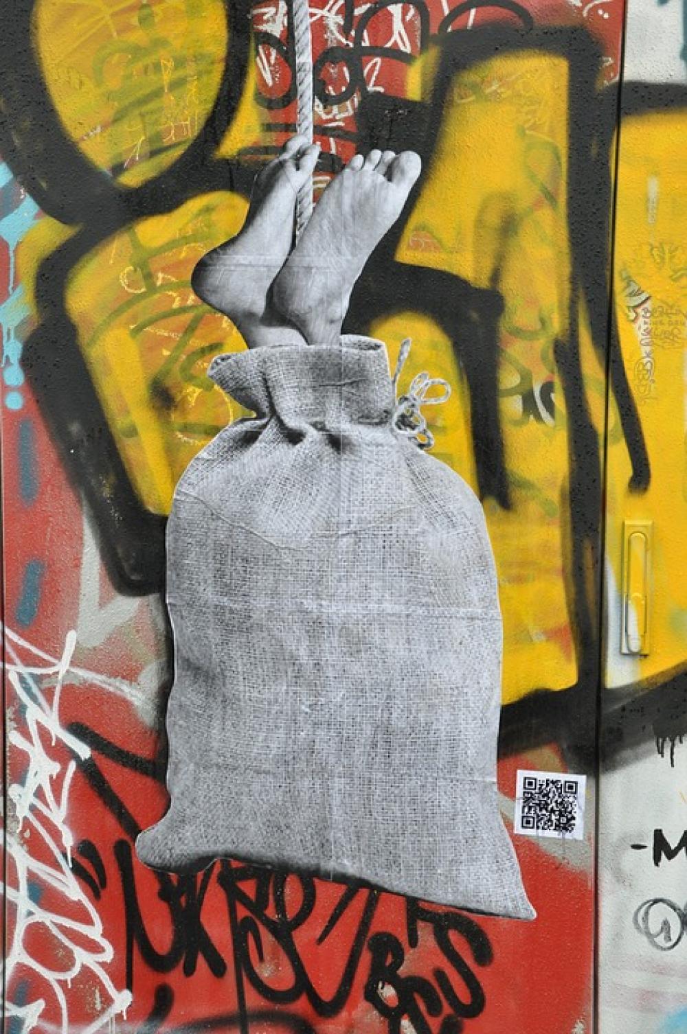 Graffiti Wall Lake Dusia Of Berlin Bag Feet Legs Graffiti Wall Lake Dusia Of Berlin Bag Feet Legs
