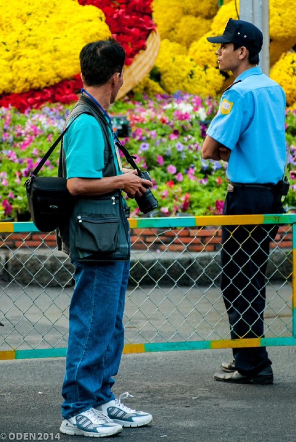 Guard Photographer Flowers Yellow Red Street Guard Photographer Flowers Yellow Red Street