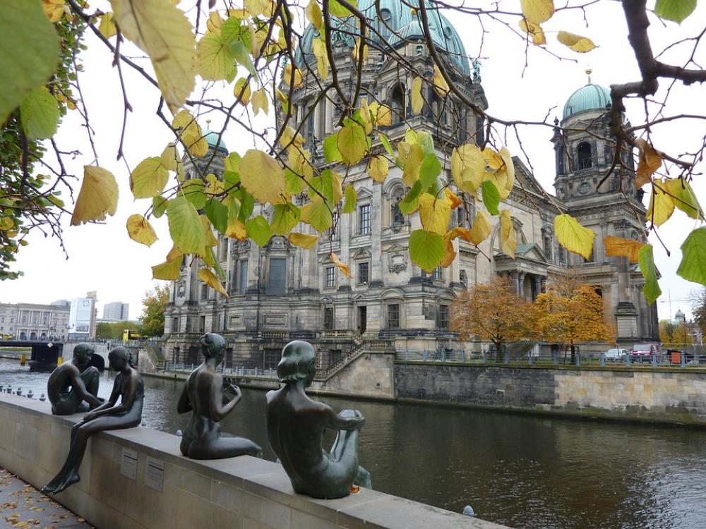 Hotels In Berlin Museum Riverside Bronze Statue Hotels In Berlin Museum Riverside Bronze Statue