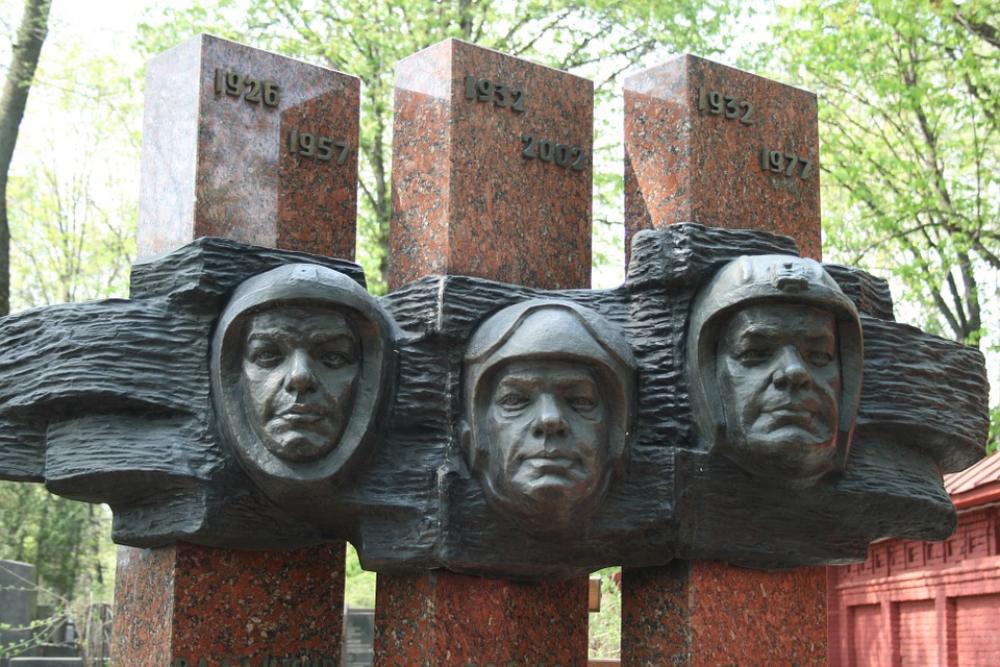 Memorial Cosmonauts Moscow Novodevichy'S Graveyard Memorial Cosmonauts Moscow Novodevichy'S Graveyard
