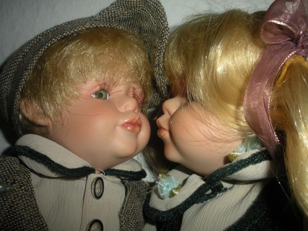 Porcelain Dolls Kissing Close-Up Sweet Dolls Kiss Porcelain Dolls Kissing Close-Up Sweet Dolls Kiss