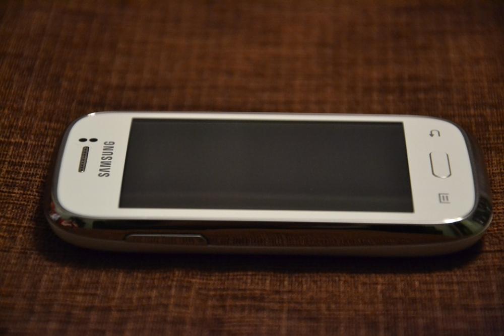 Samsung White Phone Smarfon Cell Cellular Phone Samsung White Phone Smarfon Cell Cellular Phone
