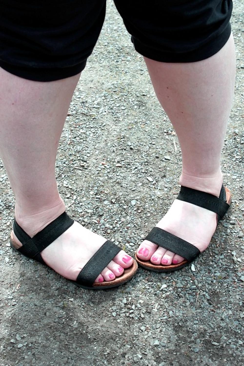 Toes Summer Sand Capri Sandals Nail Polish Red Toes Summer Sand Capri Sandals Nail Polish Red