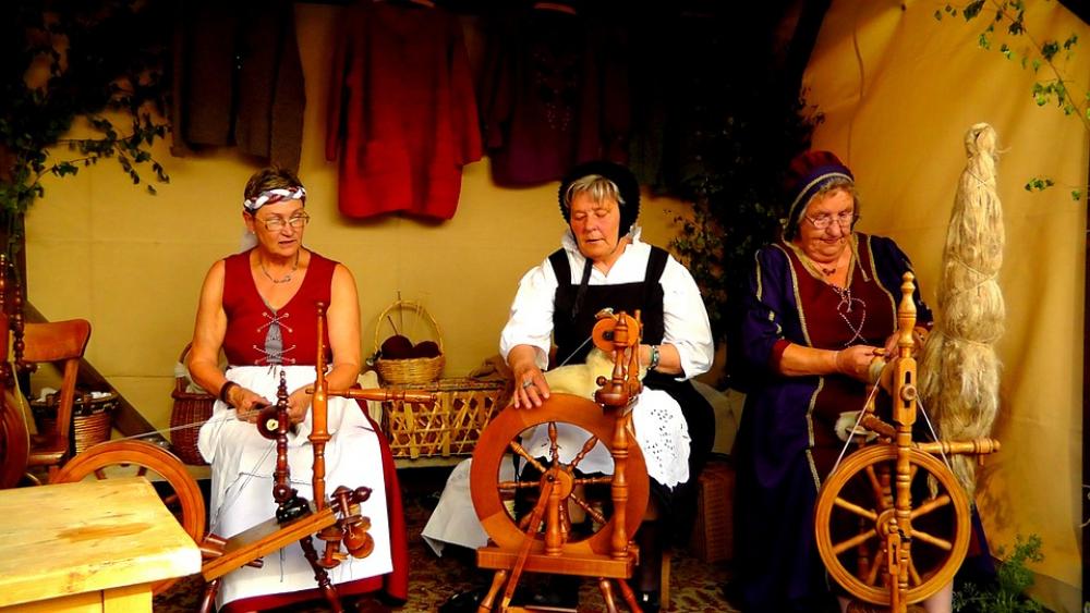 Women Spin Spinning Wheel Hand Craft Middle Ages Women Spin Spinning Wheel Hand Craft Middle Ages