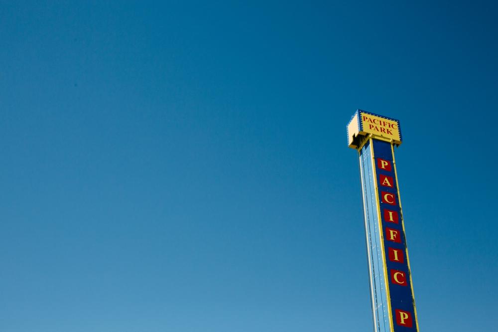 Tall Sign Stood Up Toward The Sky Photo Tall Sign Stood Up Toward The Sky Photo