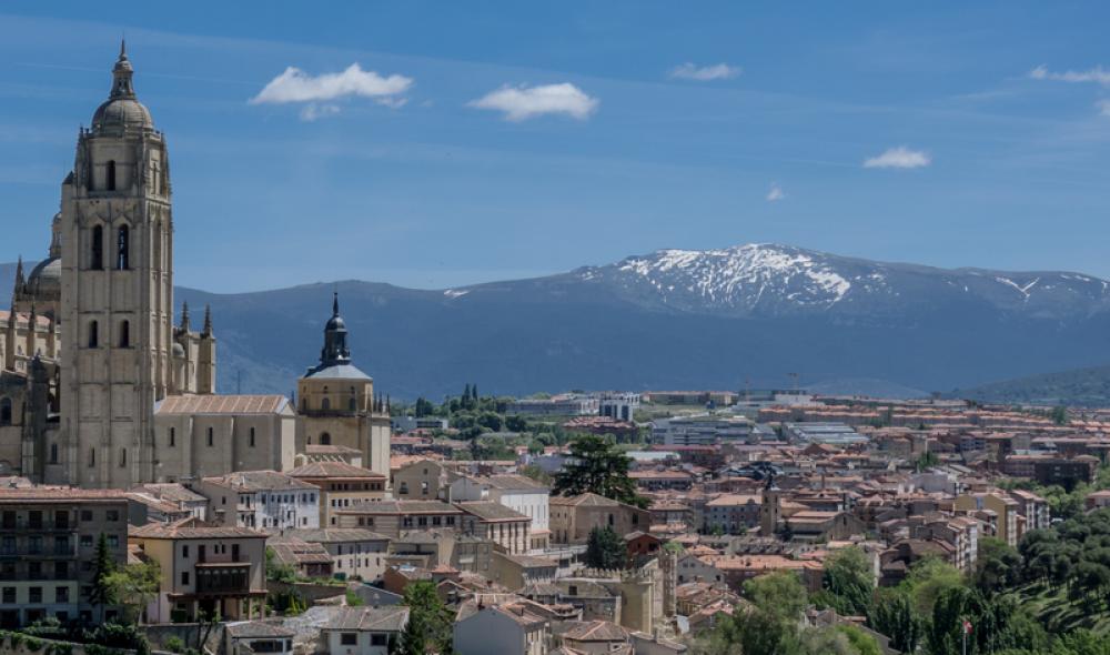 Cityscape of Madrid with Mountain landscape in Background free photo Cityscape of Madrid with Mountain landscape in Background free photo