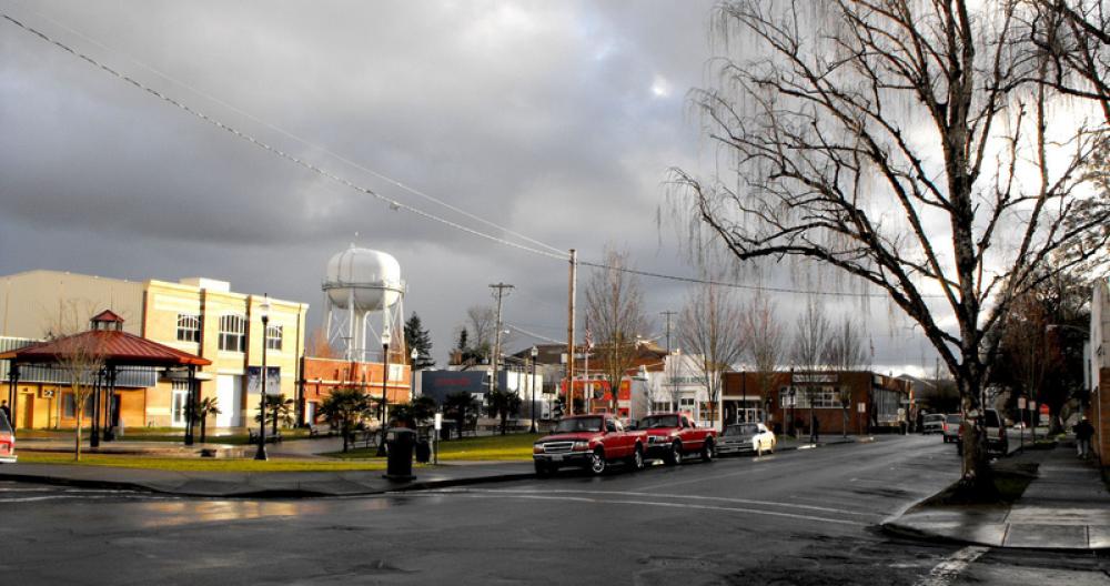 Looking at a street in Woodburn, Oregon free photo Looking at a street in Woodburn, Oregon free photo