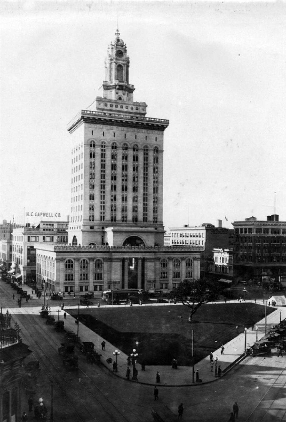 Oakland City Hall and central plaza in 1917 in California free photo Oakland City Hall and central plaza in 1917 in California free photo