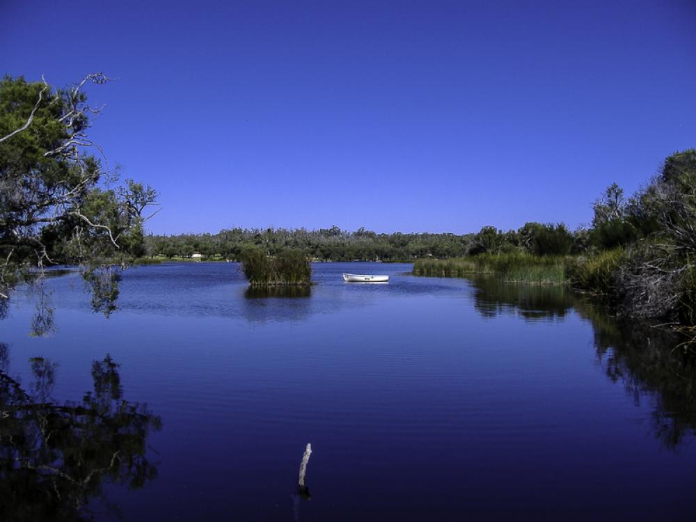Peaceful landscape on a lake in Western Australia free photo Peaceful landscape on a lake in Western Australia free photo