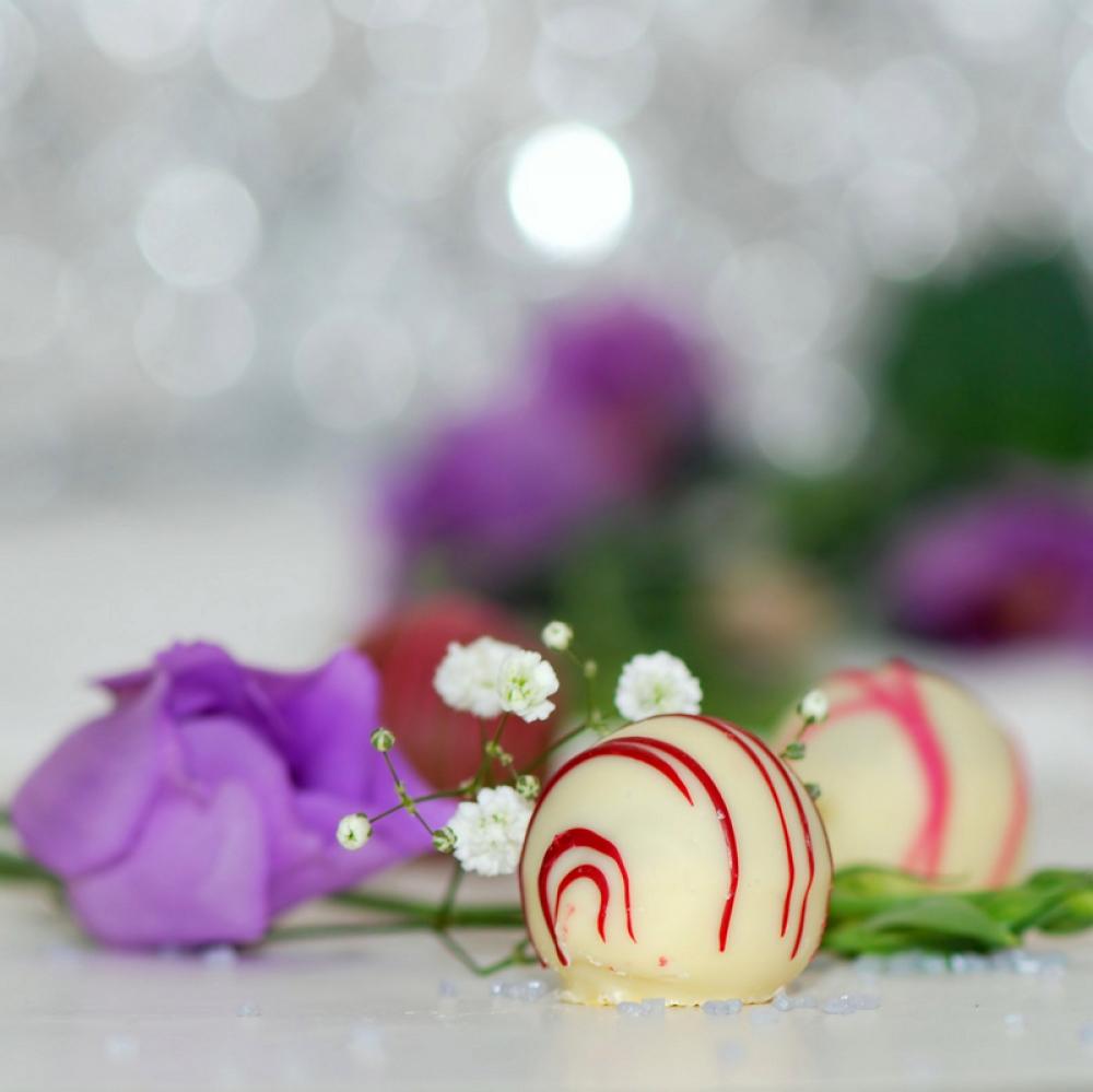 White Chocolate Balls at fancy restaurant free photo White Chocolate Balls at fancy restaurant free photo