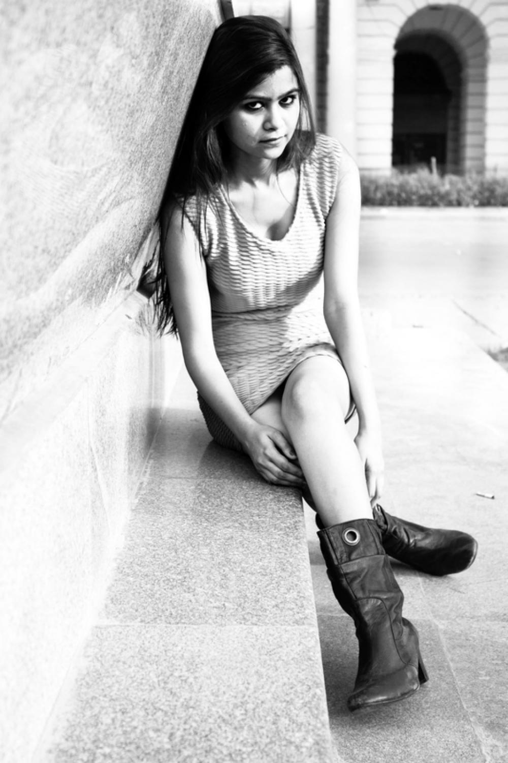 Young Indian Girl sitting in Delhi, India free photo Young Indian Girl sitting in Delhi, India free photo