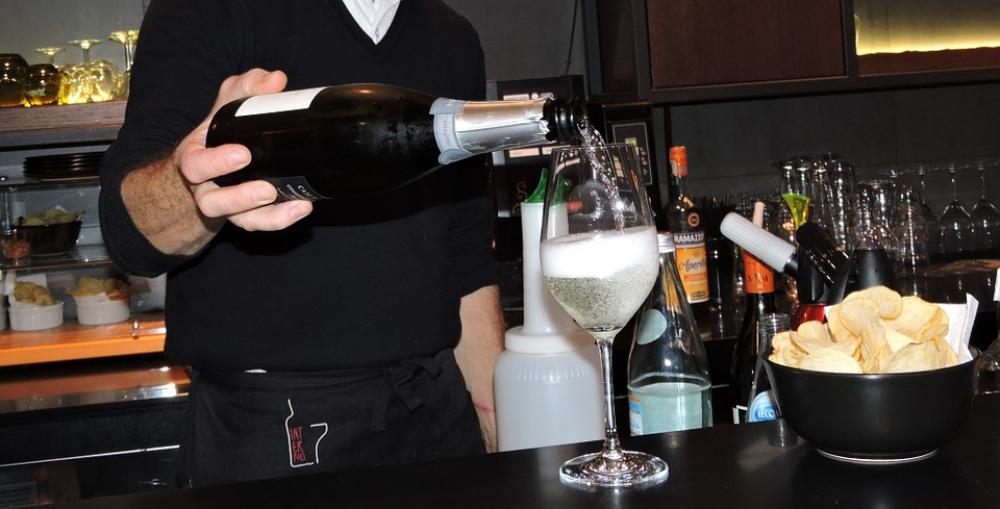 Aperitif Glass Wine Pour Potato Chips Bar Counter Aperitif Glass Wine Pour Potato Chips Bar Counter