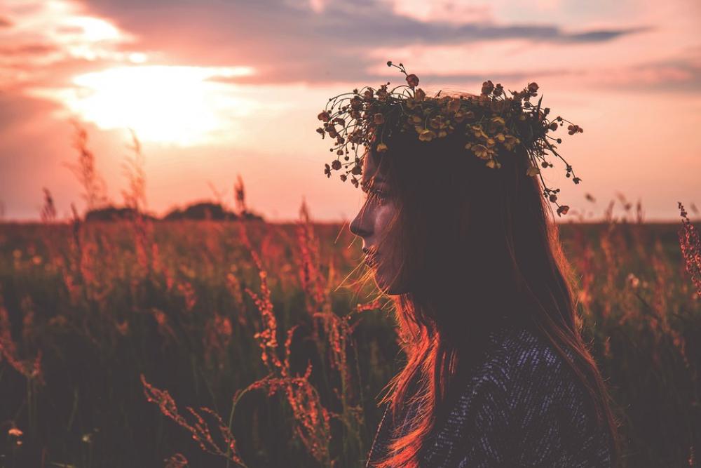 Chaplet Field Flower Crown Model Outdoors Person Chaplet Field Flower Crown Model Outdoors Person
