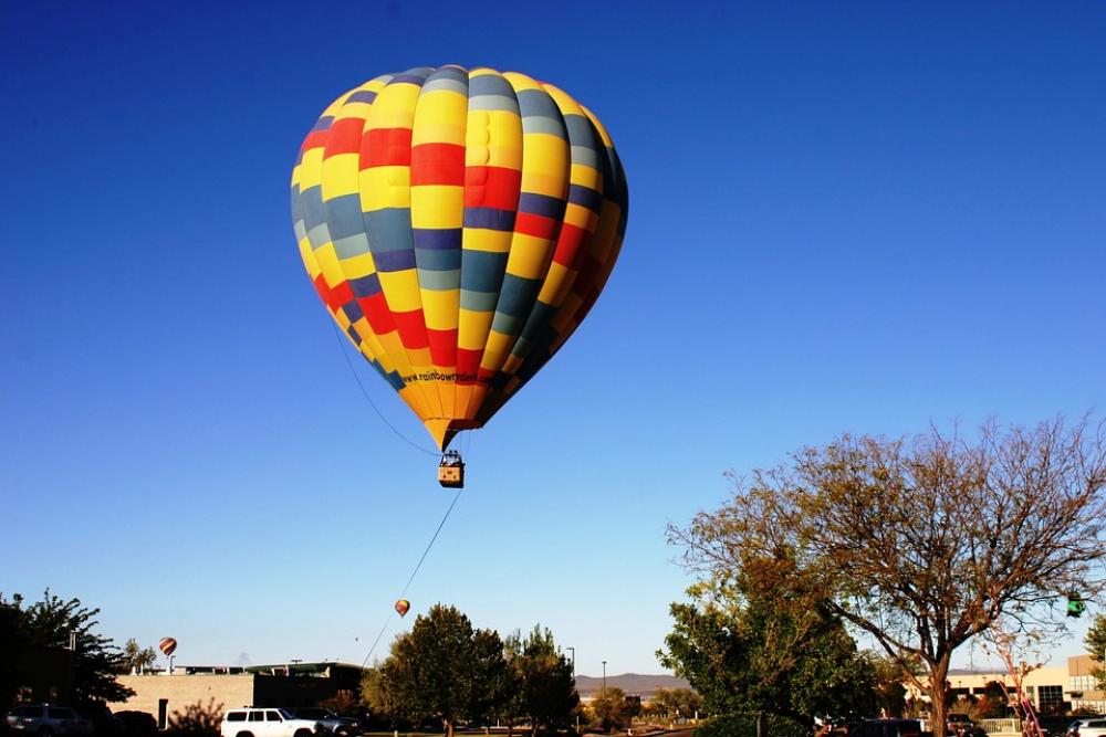 Hot Air Balloon Floating Colorful Travel Basket Hot Air Balloon Floating Colorful Travel Basket