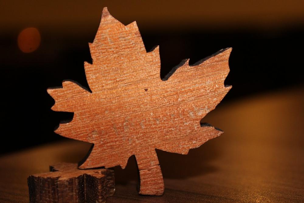 Maple Leaf Wood Table Decorations Autumn Jewelery Maple Leaf Wood Table Decorations Autumn Jewelery