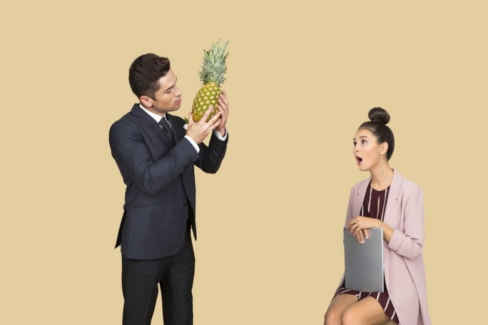 Young Girl Stunned 'cuase Groom Is Going To Kiss A Pineapple Young Girl Stunned 'cuase Groom Is Going To Kiss A Pineapple