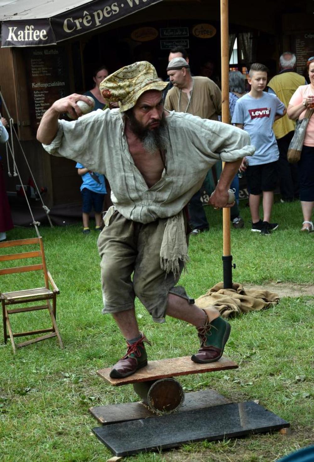 Micha Mangiafuoco Juggler medieval market juggler artist Micha Mangiafuoco Juggler medieval market juggler artist