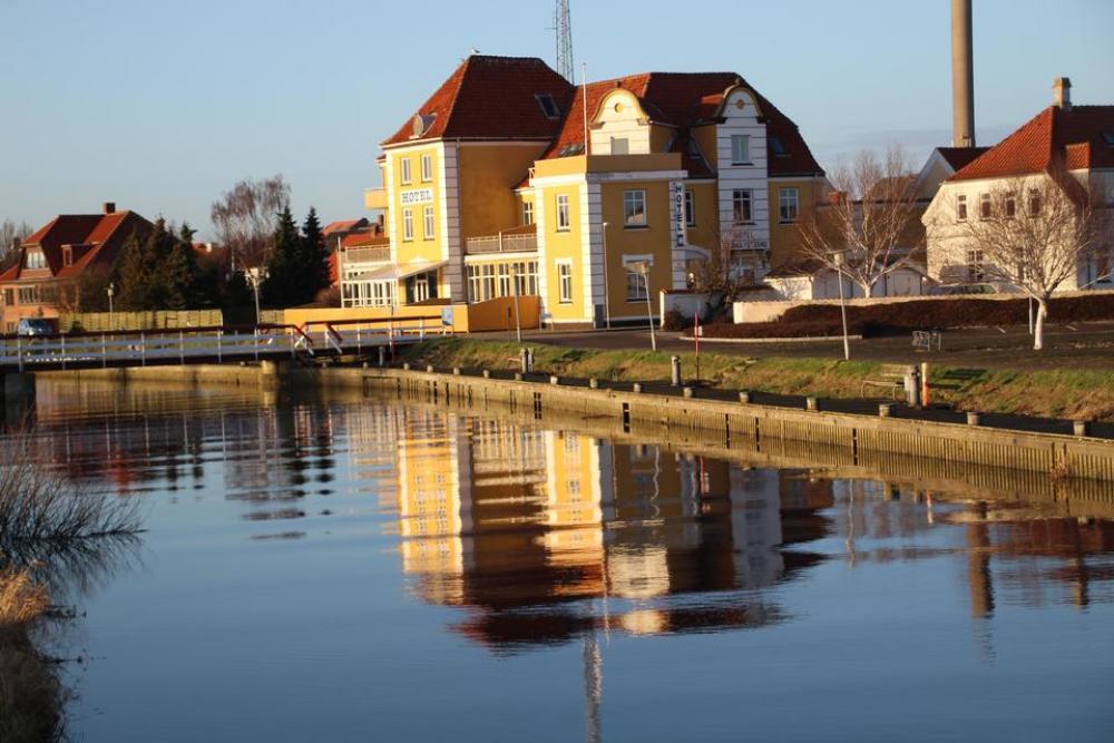 reflection water hotel yellow scenic reflection water hotel yellow scenic