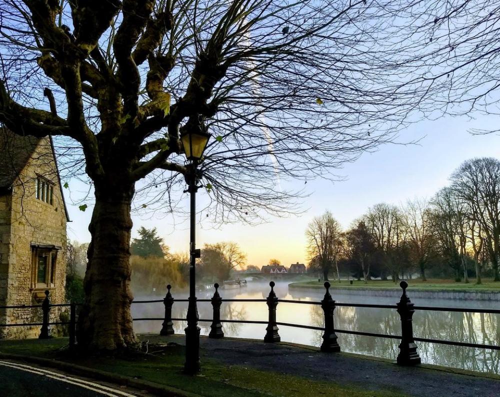Abingdon river Thames dawn morning con trail Abingdon river Thames dawn morning con trail