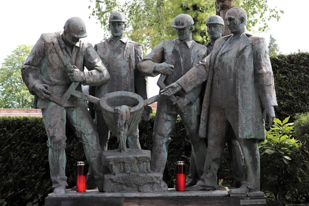 Steel Worker Monument Mirogoj Cemetery Zagreb Steel Worker Monument Mirogoj Cemetery Zagreb