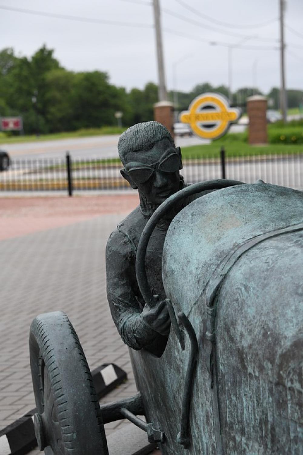 Statue Racer Ferrari Metal Automobile Statue Racer Ferrari Metal Automobile
