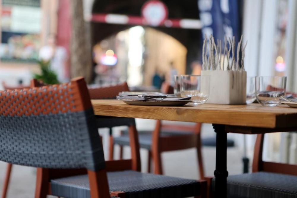 restaurant table chairs plates utensils restaurant table chairs plates utensils