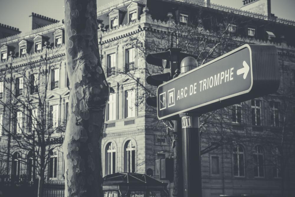 arc de triomphe road sign direction arrow arc de triomphe road sign direction arrow