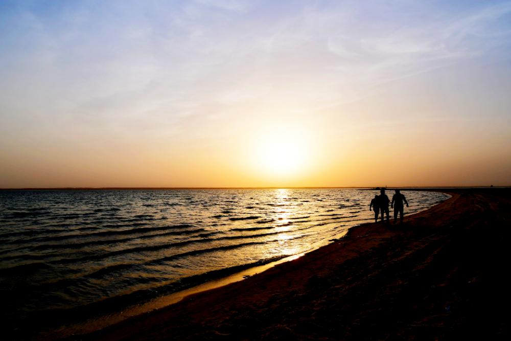 sunset beach friends tenderness friendship sunset beach friends tenderness friendship