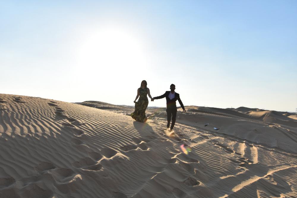 couple walking sand desert sand dune couple walking sand desert sand dune