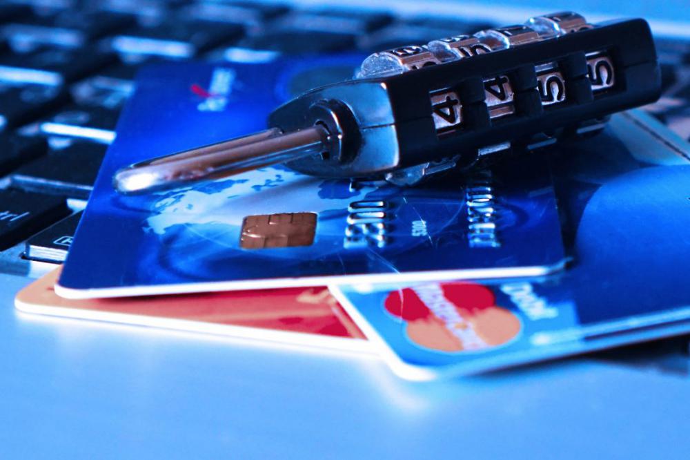 Credit Cards & Lock Credit Cards & Lock