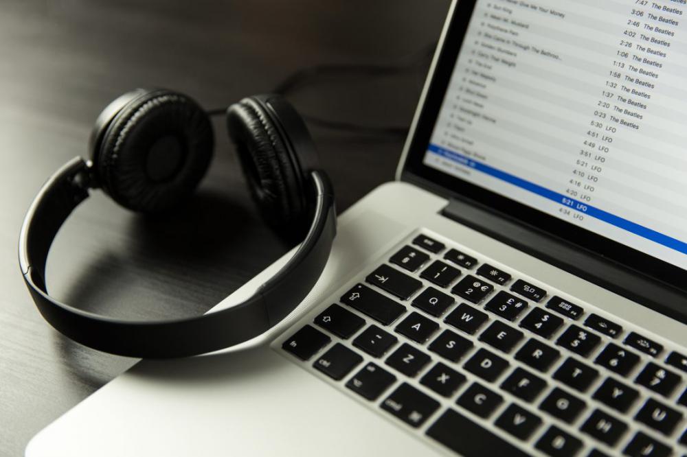 iTunes, Laptop & MacBook iTunes, Laptop & MacBook