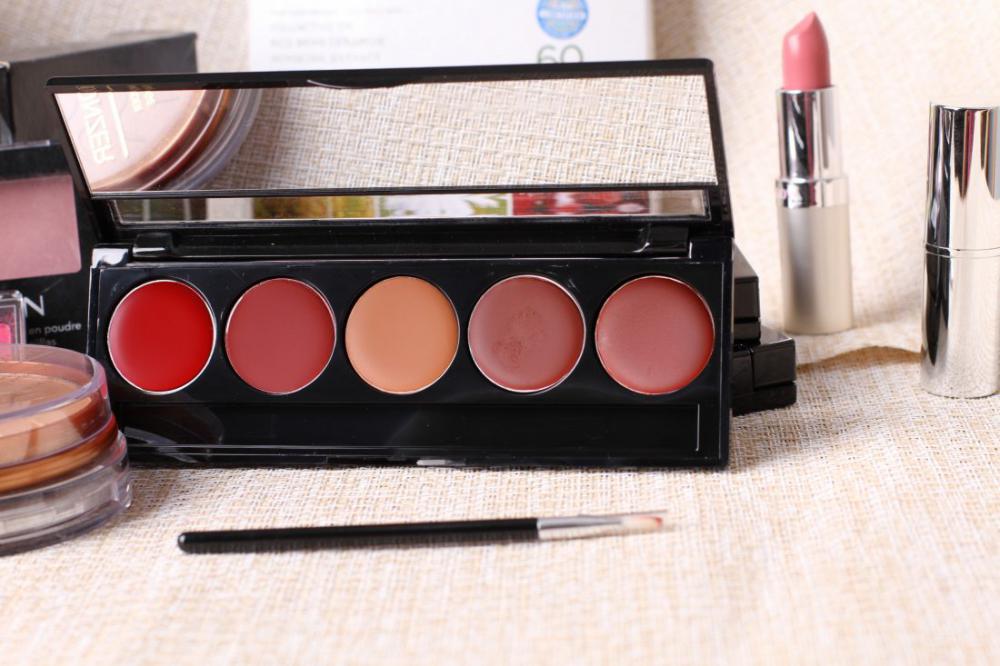 Make-Up and Lipstick Make-Up and Lipstick