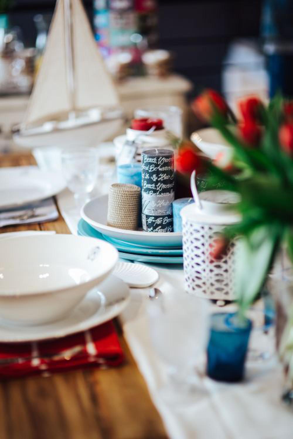 Table decorations with red flowers Table decorations with red flowers