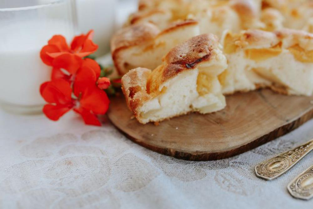 Delicious sponge cake with fruit with milk Delicious sponge cake with fruit with milk