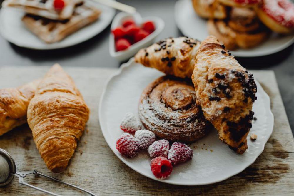 Croissants, puff pastry, powdered sugar and raspberries Croissants, puff pastry, powdered sugar and raspberries