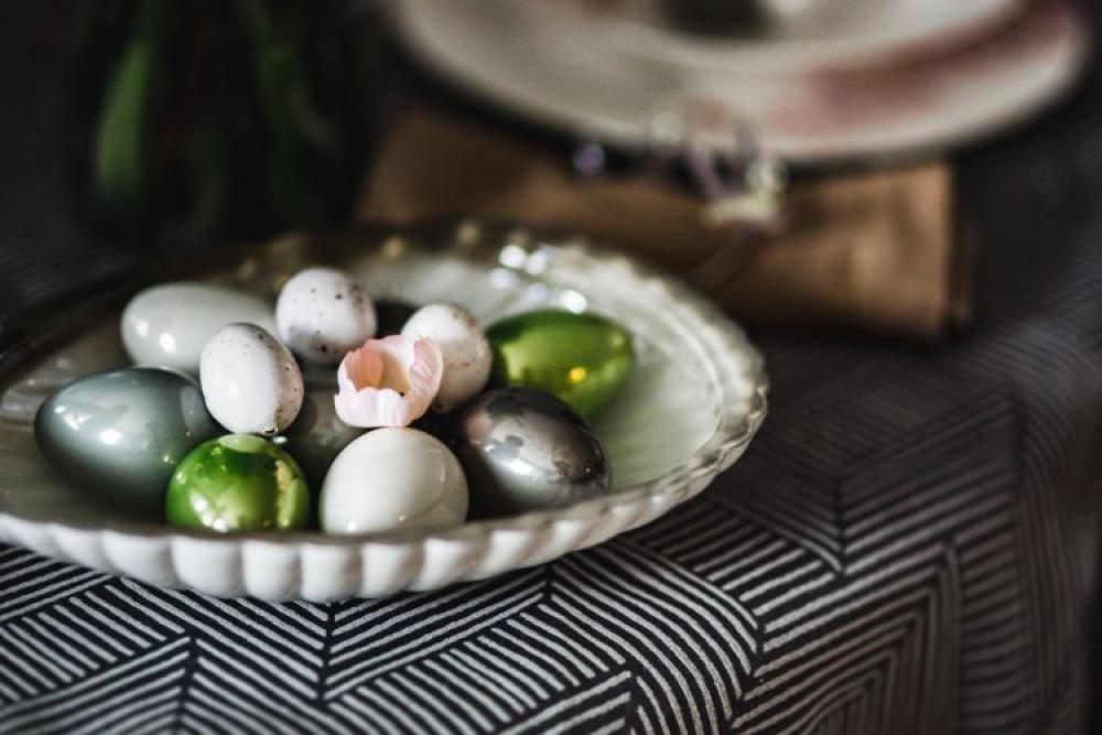 Round dinner table decorated with easter motifs Round dinner table decorated with easter motifs