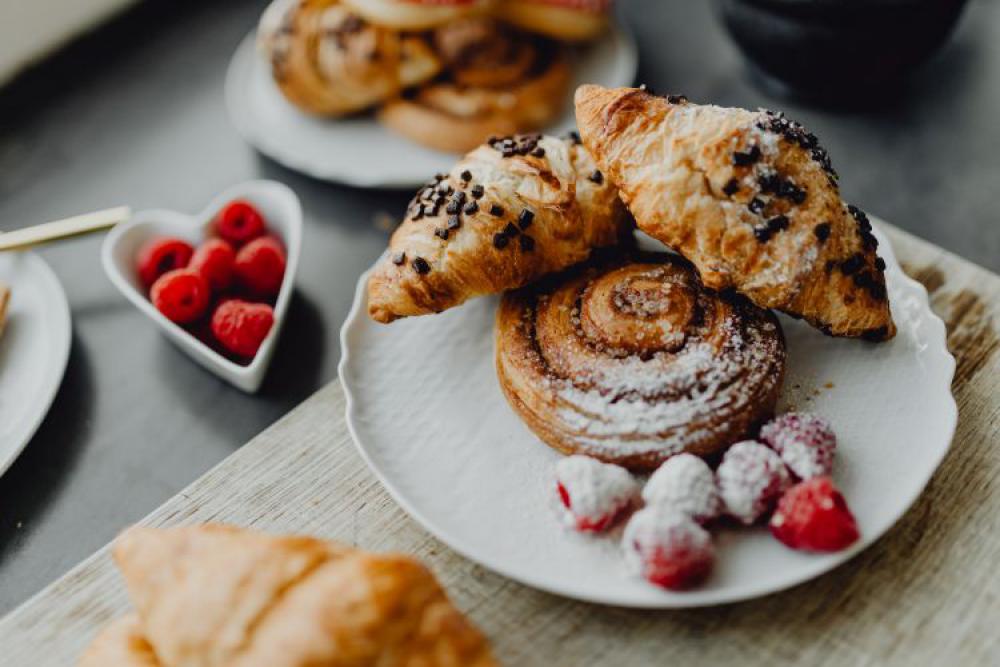 Croissants, puff pastry, powdered sugar and raspberries Croissants, puff pastry, powdered sugar and raspberries