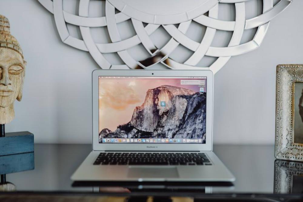 Silver Apple MacBook Silver Apple MacBook