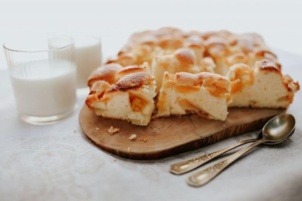 Delicious sponge cake with fruit with milk Delicious sponge cake with fruit with milk