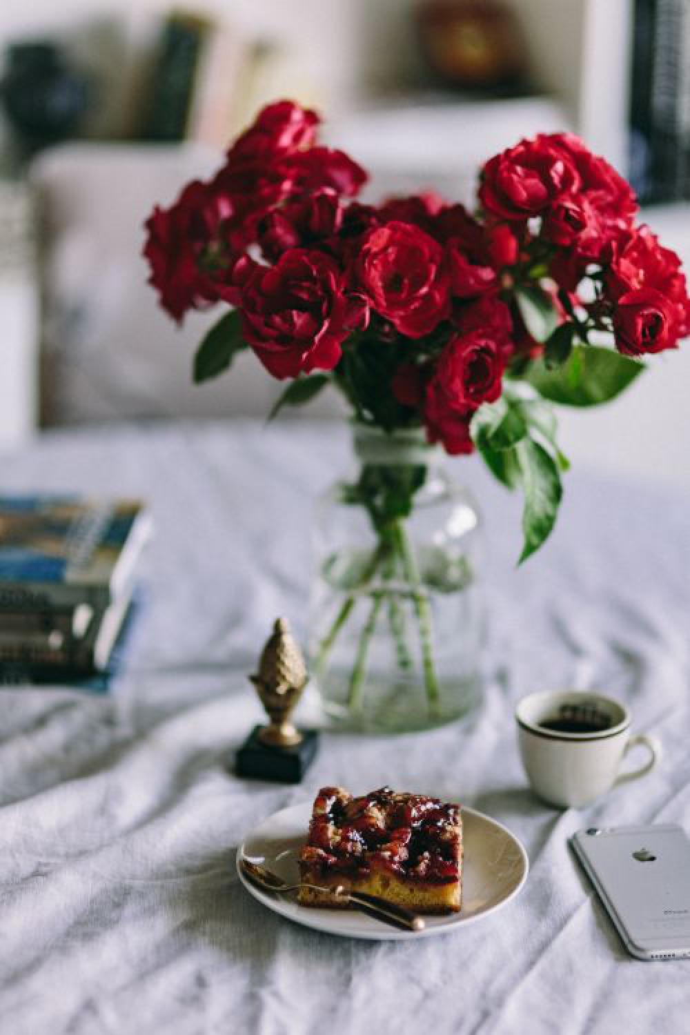 Red roses, cake nad Apple iPhone 6 Red roses, cake nad Apple iPhone 6