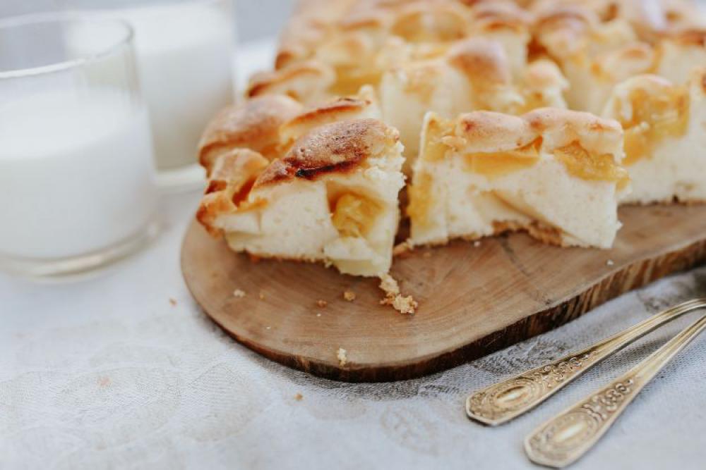Delicious sponge cake with fruit with milk Delicious sponge cake with fruit with milk