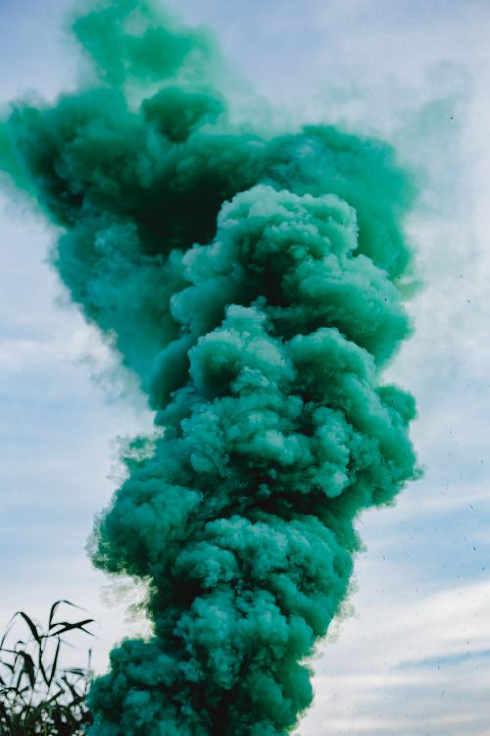 Green smoke bomb Green smoke bomb