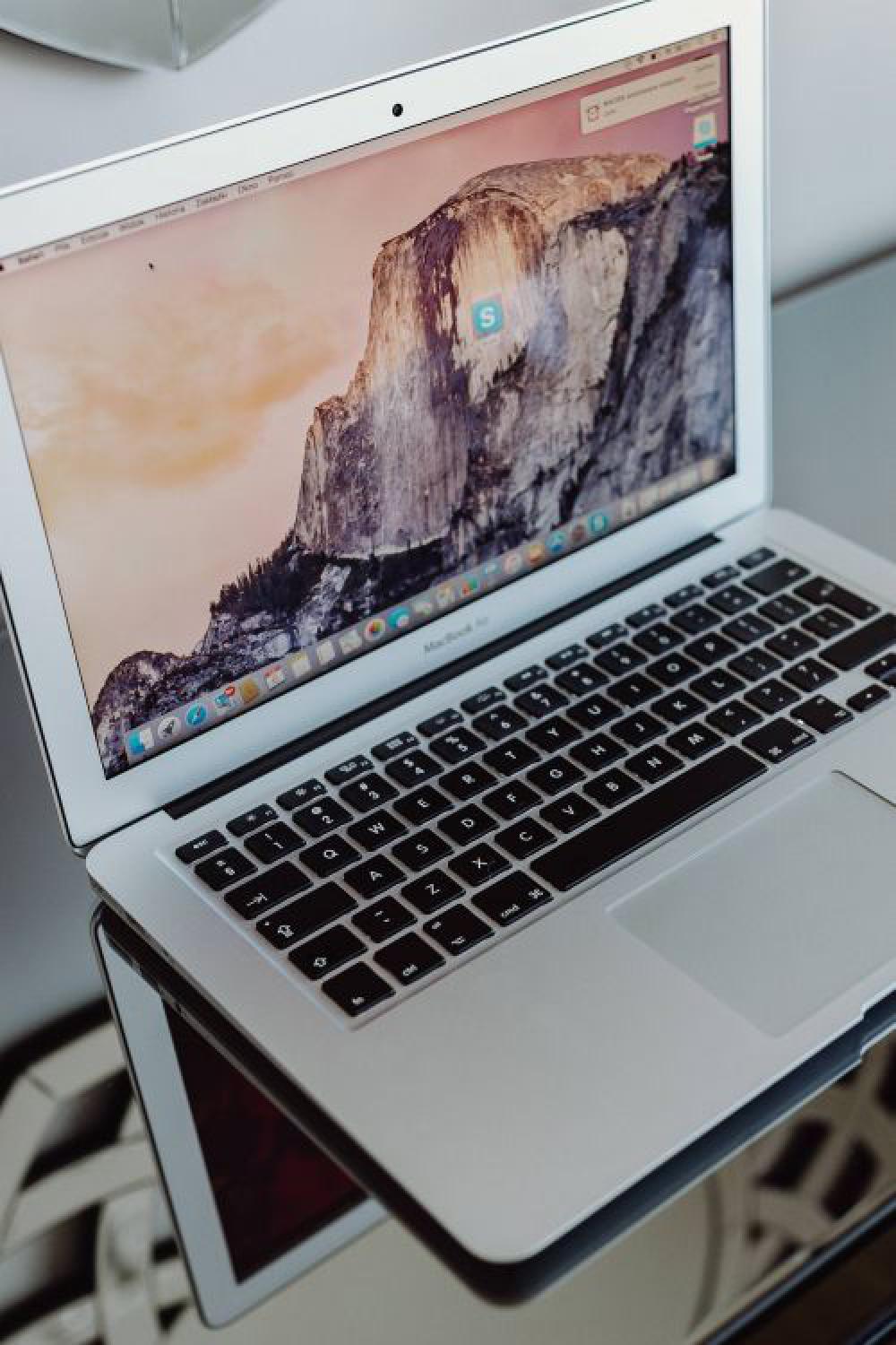 Silver Apple MacBook Silver Apple MacBook