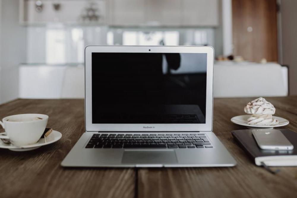 Silver Apple MacBook Silver Apple MacBook